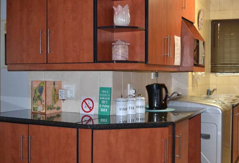 Africa Emerald At 47 Petronella