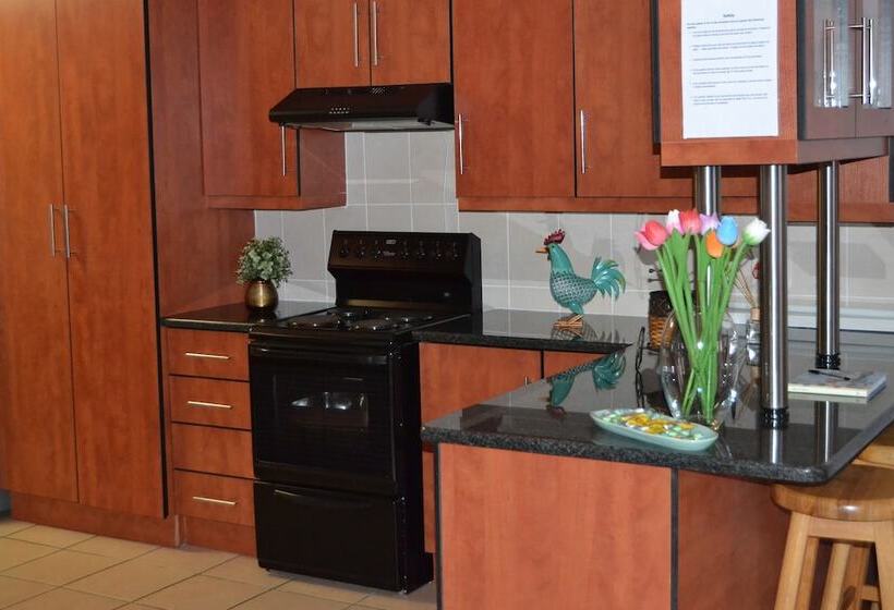 Africa Emerald At 47 Petronella