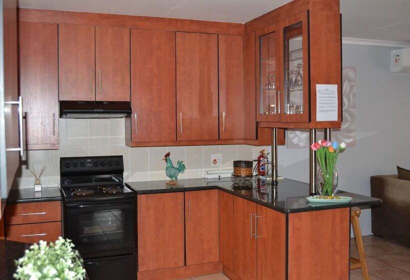 Africa Emerald At 47 Petronella