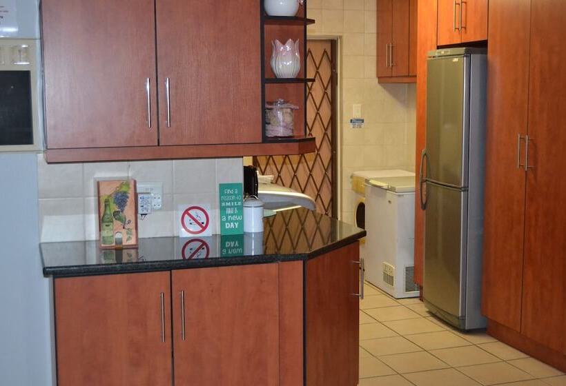 Africa Emerald At 47 Petronella