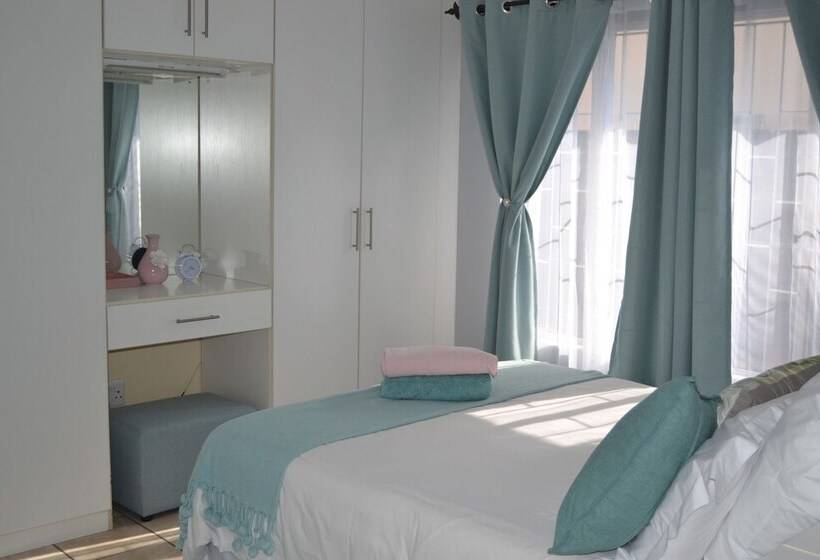 Africa Emerald At 47 Petronella