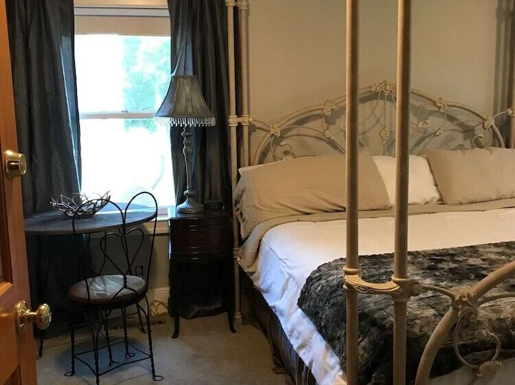 مبيت وإفطار Iron Amethyst Inn   Boutique