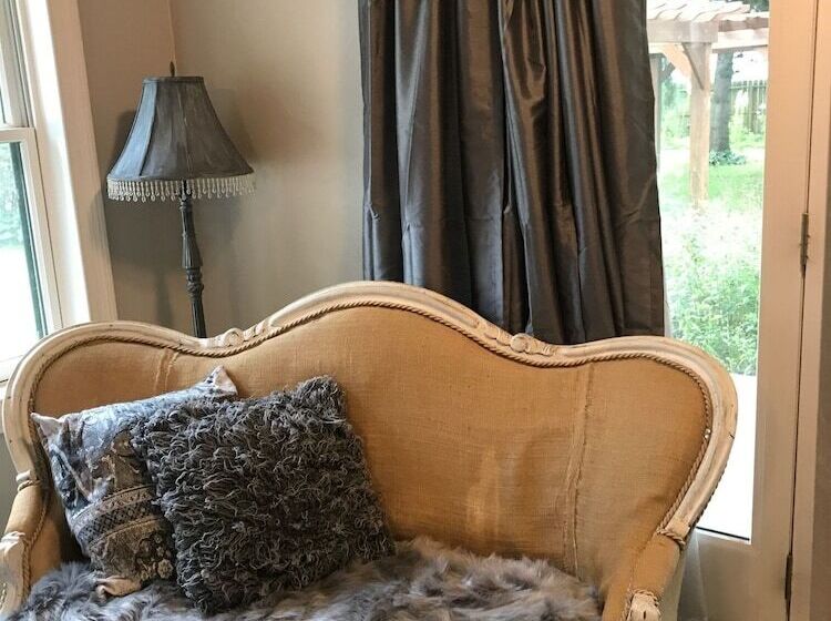 مبيت وإفطار Iron Amethyst Inn   Boutique