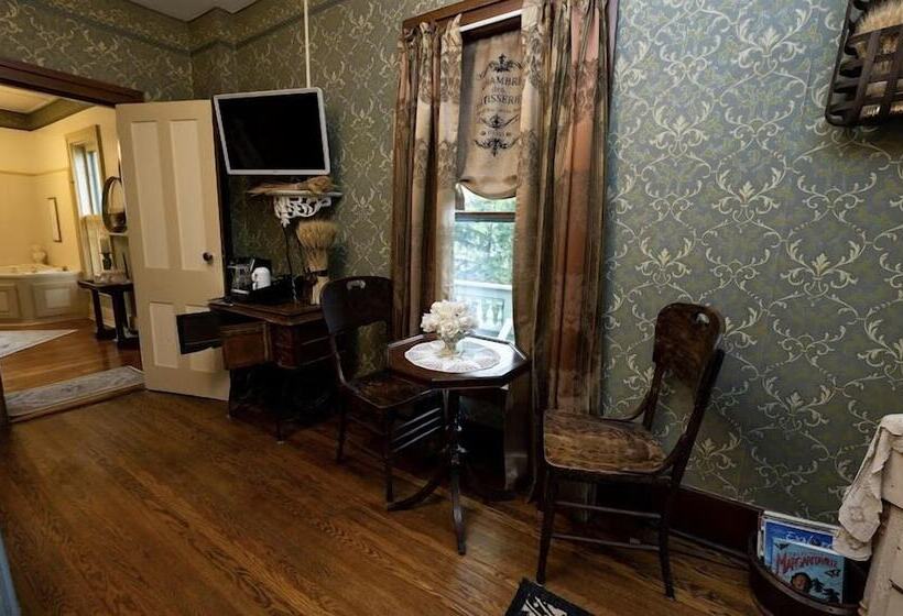 مبيت وإفطار Iron Amethyst Inn   Boutique