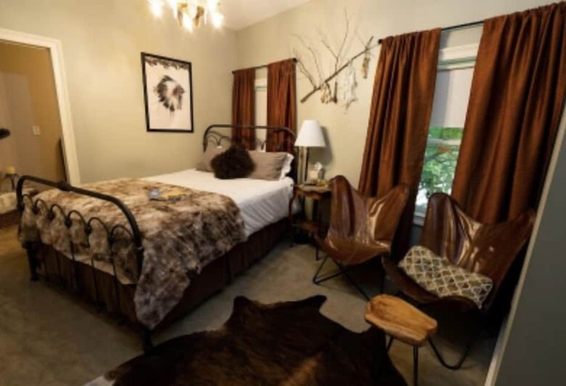 مبيت وإفطار Iron Amethyst Inn   Boutique