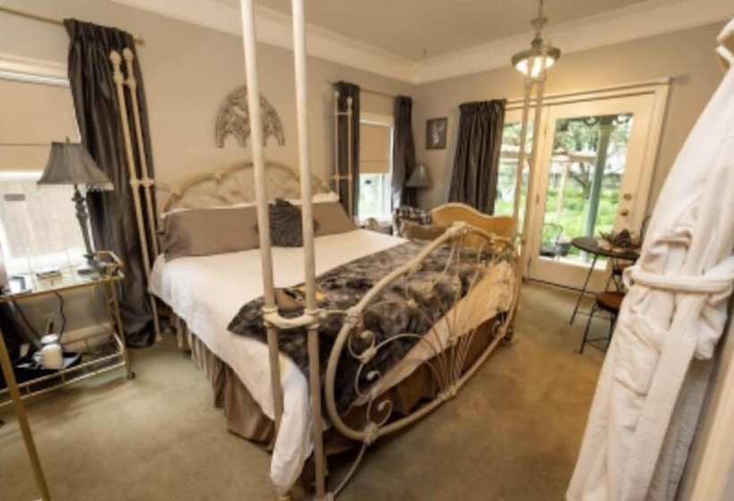 مبيت وإفطار Iron Amethyst Inn   Boutique