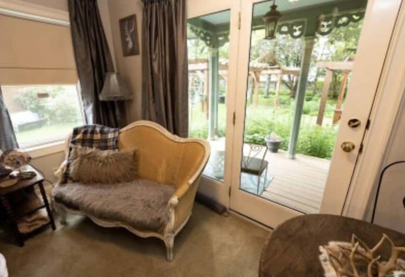 مبيت وإفطار Iron Amethyst Inn   Boutique