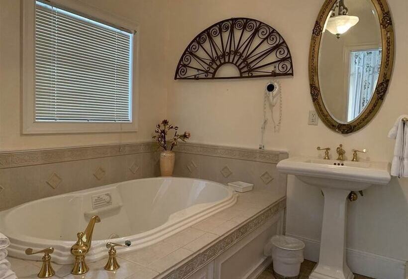 مبيت وإفطار Iron Amethyst Inn   Boutique