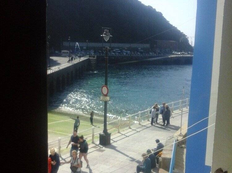 La Nana Del Mar / The Lullaby Of The Sea On Old Harbour