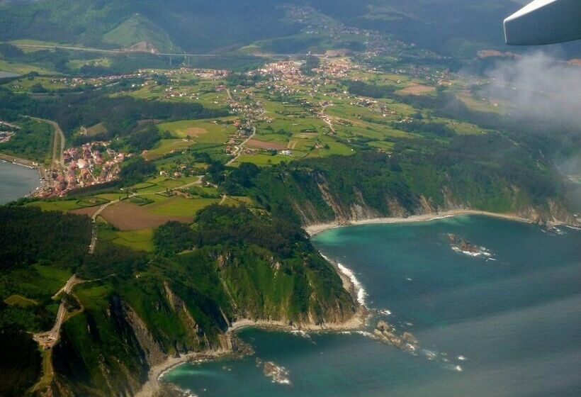 La Nana Del Mar / The Lullaby Of The Sea On Old Harbour