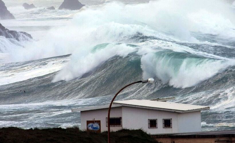 La Nana Del Mar / The Lullaby Of The Sea On Old Harbour