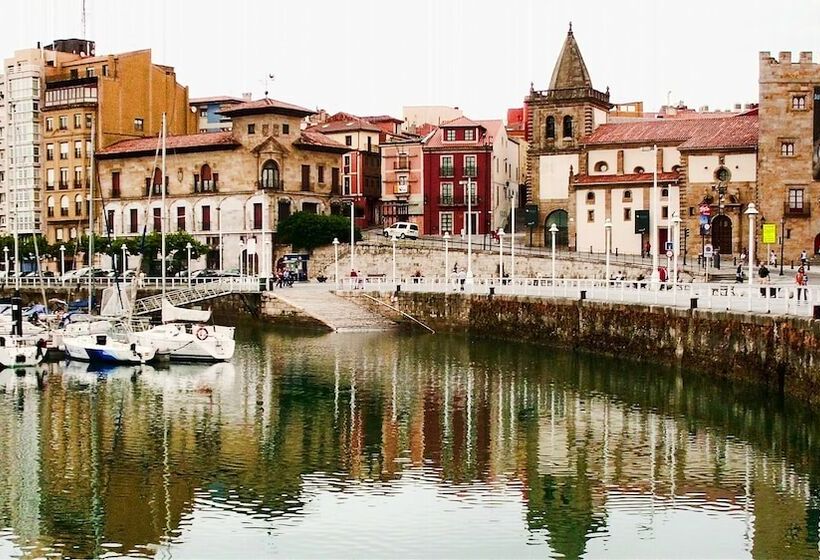 La Nana Del Mar / The Lullaby Of The Sea On Old Harbour