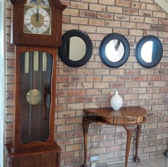 Пансион The Whales Beach House