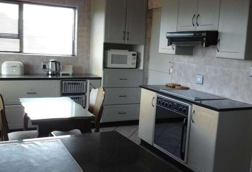 Пансион The Whales Beach House