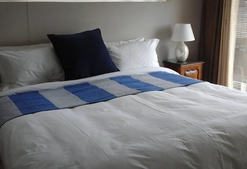 Пансион The Whales Beach House