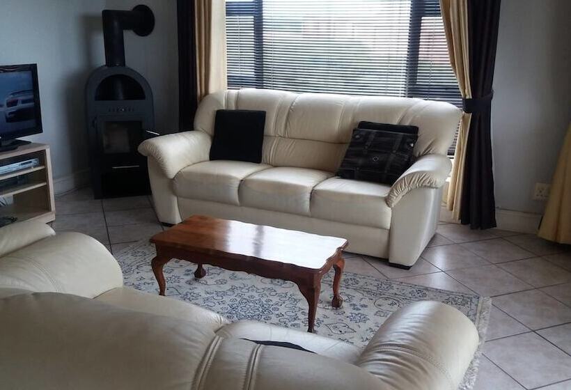 Пансион The Whales Beach House