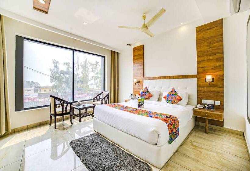 Fabhotel Three Palms