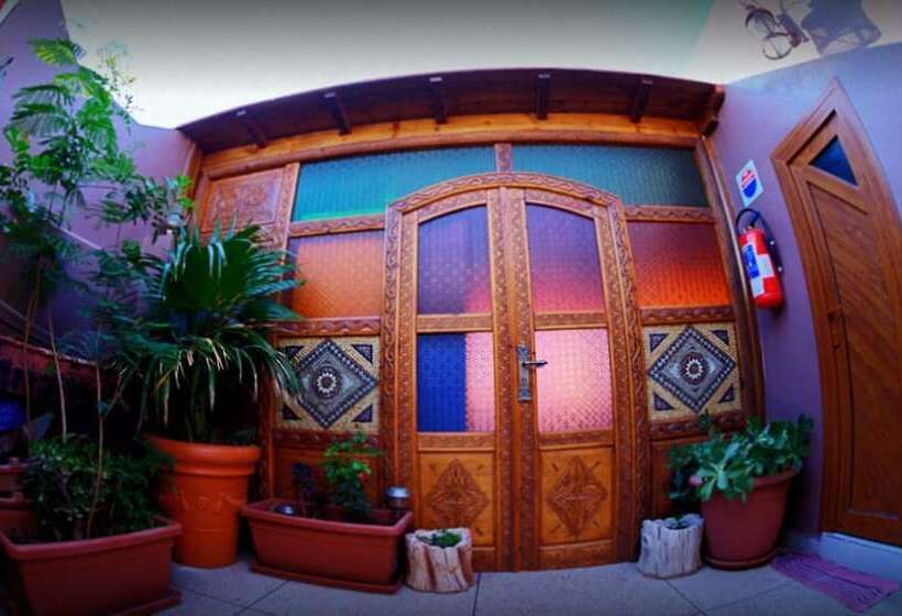 پانسیون Auberge Surf Town