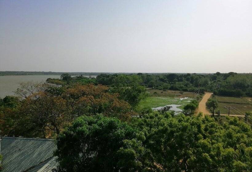 리조트 Breezy Lake Eco Friendly Cabanas Yala