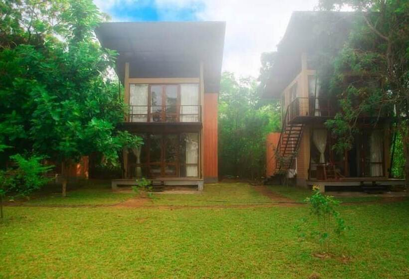 리조트 Breezy Lake Eco Friendly Cabanas Yala