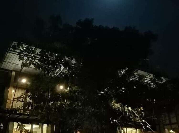 리조트 Breezy Lake Eco Friendly Cabanas Yala