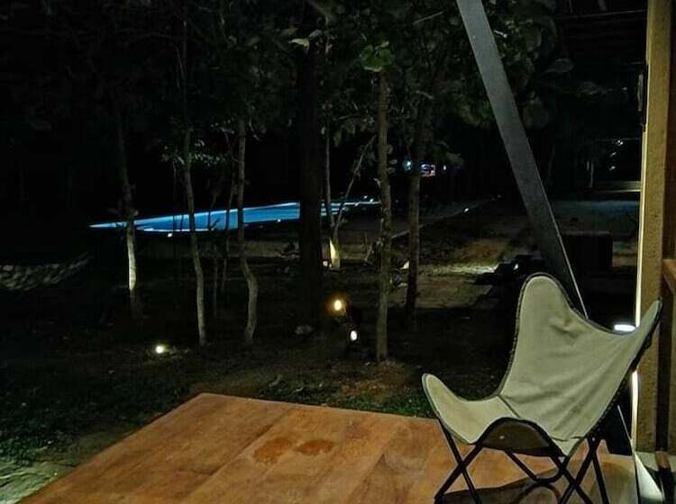 리조트 Breezy Lake Eco Friendly Cabanas Yala
