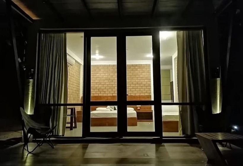 리조트 Breezy Lake Eco Friendly Cabanas Yala