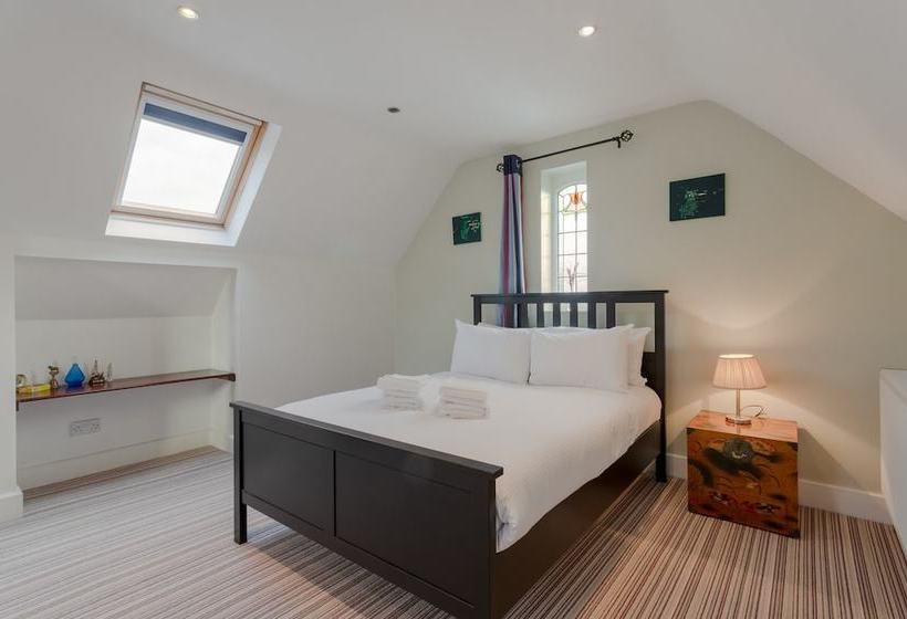 Victorian Coach House In Wimbledon