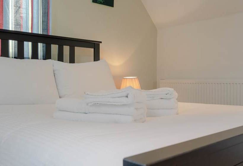 Victorian Coach House In Wimbledon