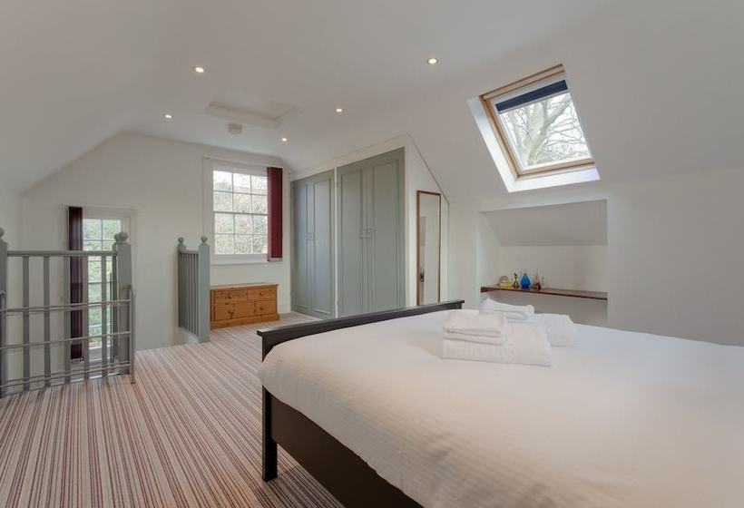 Victorian Coach House In Wimbledon