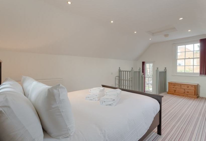 Victorian Coach House In Wimbledon