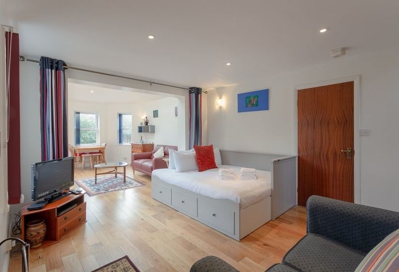 Victorian Coach House In Wimbledon