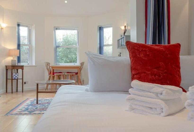 Victorian Coach House In Wimbledon