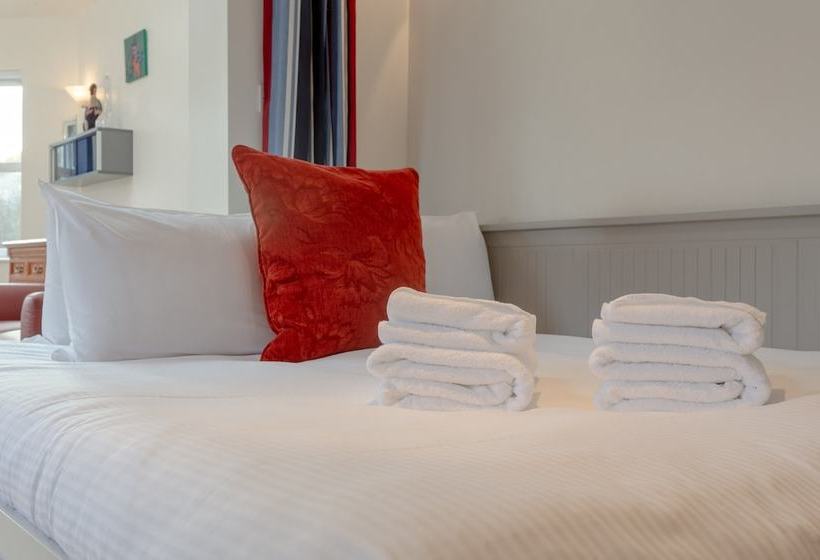 Victorian Coach House In Wimbledon