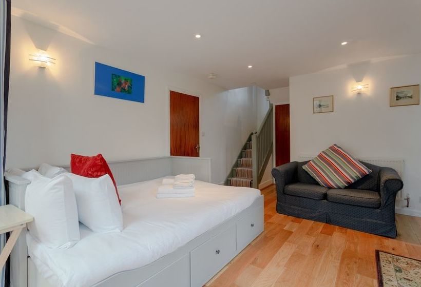 Victorian Coach House In Wimbledon