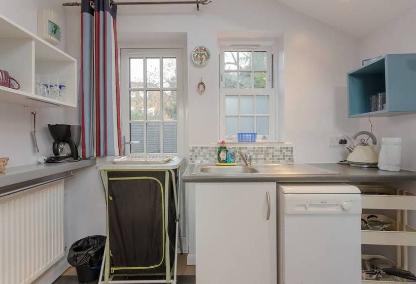 Victorian Coach House In Wimbledon