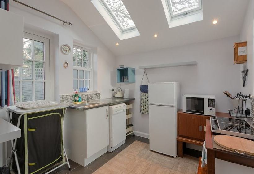 Victorian Coach House In Wimbledon