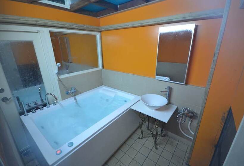 تختخواب و صبحانه Wild Thyme Eco Guest House