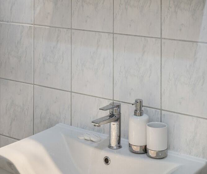 Bright 2bdr Apt Near Main Bus Station Free Parking