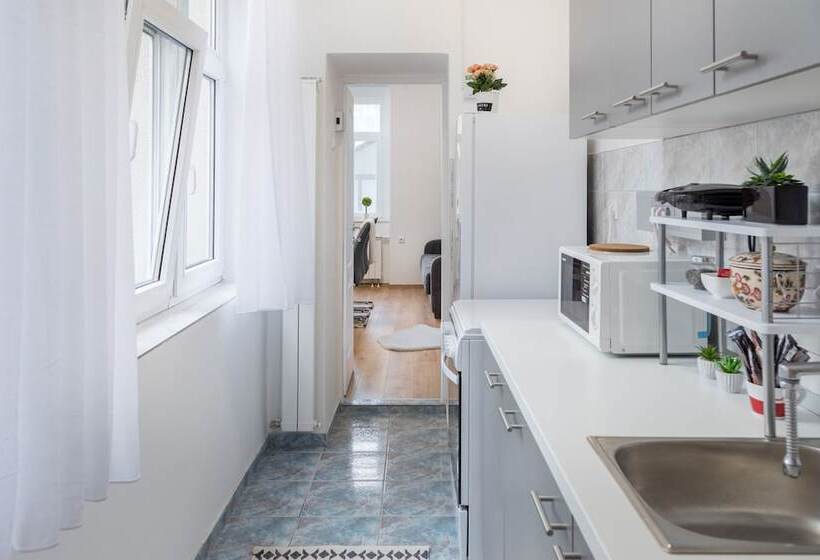 Bright 2bdr Apt Near Main Bus Station Free Parking