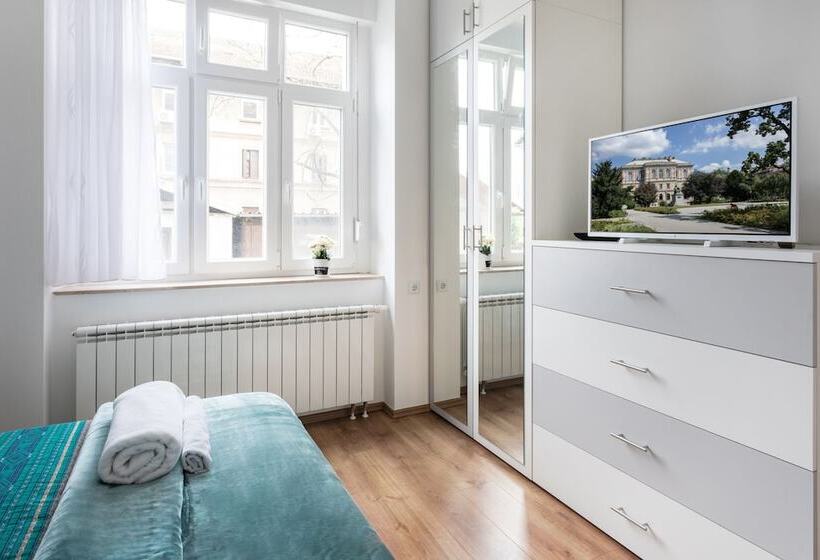 Bright 2bdr Apt Near Main Bus Station Free Parking