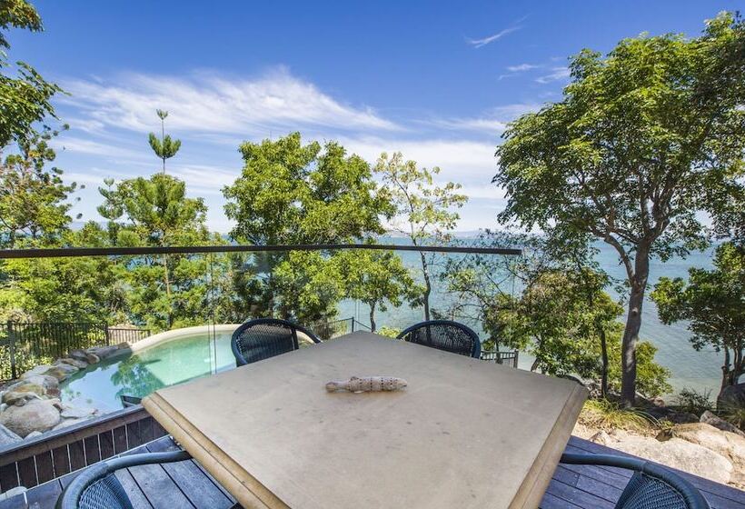 Headland Hideaway