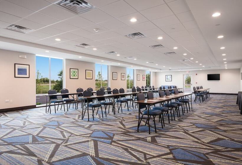 בית מלון כפרי Holiday Inn Express & Suites Chicago   Hoffman Estates, An Ihg