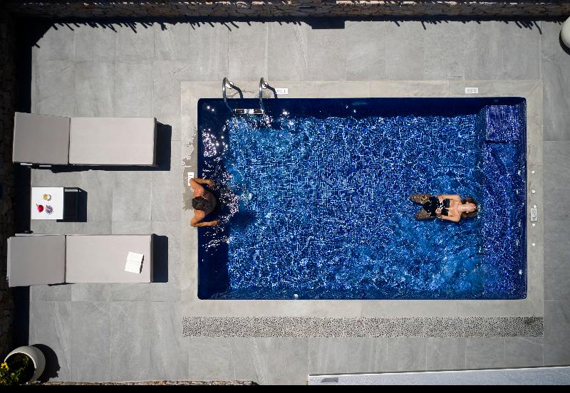 Отель Sea Breeze Santorini Beach Resort, Curio Collection Hilton