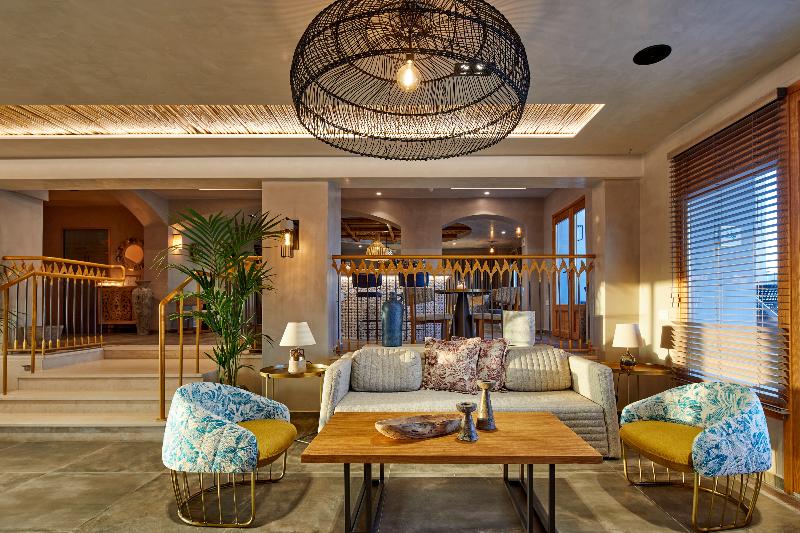 Отель Sea Breeze Santorini Beach Resort, Curio Collection Hilton