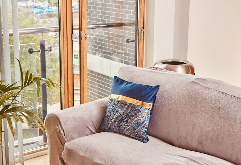 Modern Deluxe Leeds Dock Apartment Free Secure Parking