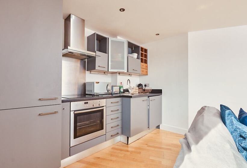 Modern Deluxe Leeds Dock Apartment Free Secure Parking