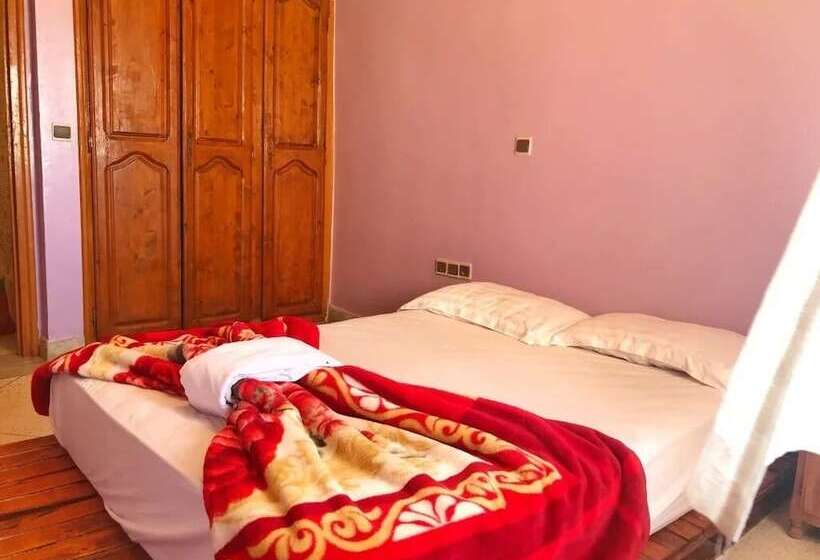 Nomad Surf House   Hostel