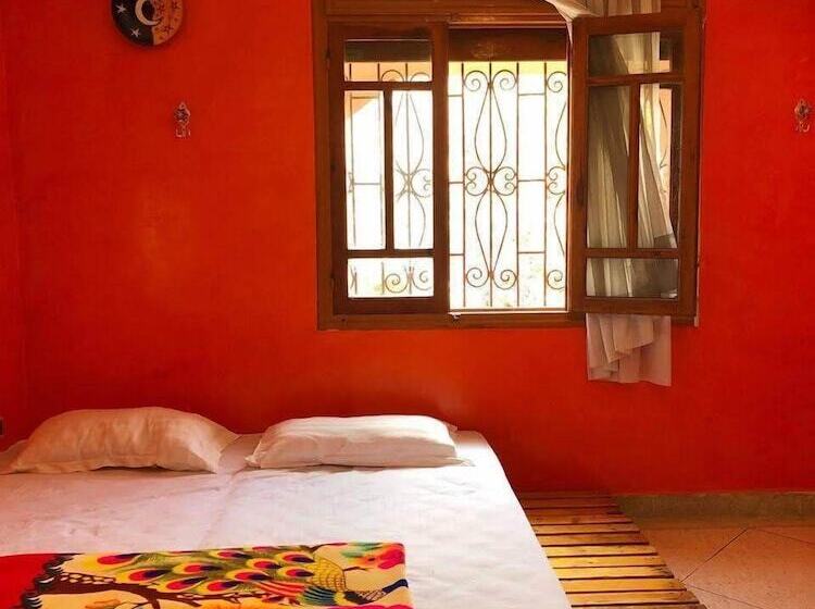 Nomad Surf House   Hostel