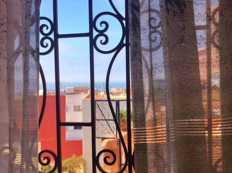 Nomad Surf House   Hostel